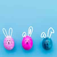 Free photo above view colorful easter eggs arrangement