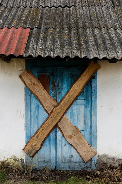 Free photo view of deserted and decaying house in nature