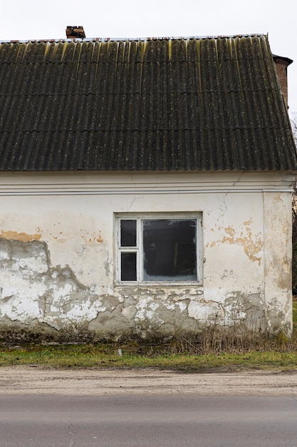 Free photo view of deserted and decaying house in nature