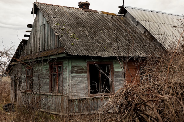 Free photo view of deserted and decaying house in nature