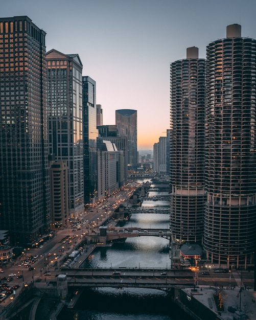 Free photo view down the chicago river from above at sunset