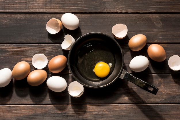 Free photo above view eggs on wooden background