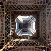 Free photo view of the eiffel tower from below, paris, france