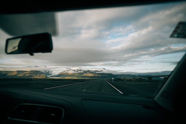 Free photo view on empty icelandic road from inside car