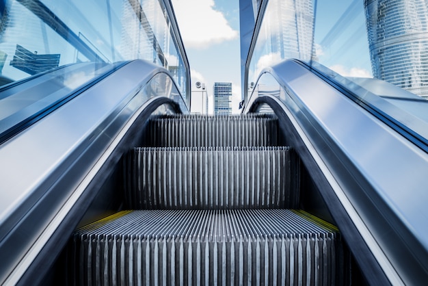 Free photo view of escalator in an underground station