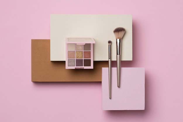 Free photo view of eyeshadow palette with brush applicator