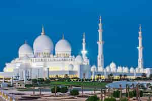 Free photo view of famous abu dhabi sheikh zayed mosque by night, uae.