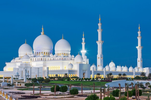 Free Photo view of famous abu dhabi sheikh zayed mosque by night, uae.