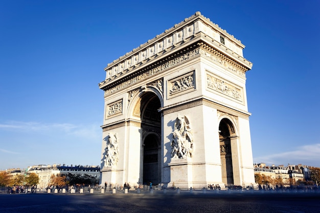 Free Photo view of famous arc de triomphe in paris