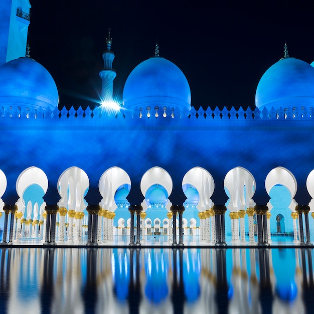 Free photo view of famous mosque, abu dhabi, at night, uae.