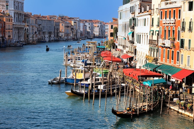 Free photo view from bridge rialto in venice, italy