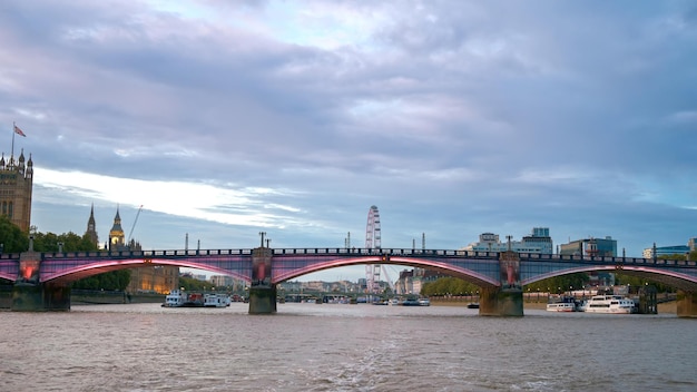 Free photo view of london from a floating boat on the thames river at sunset united kingdom lambeth