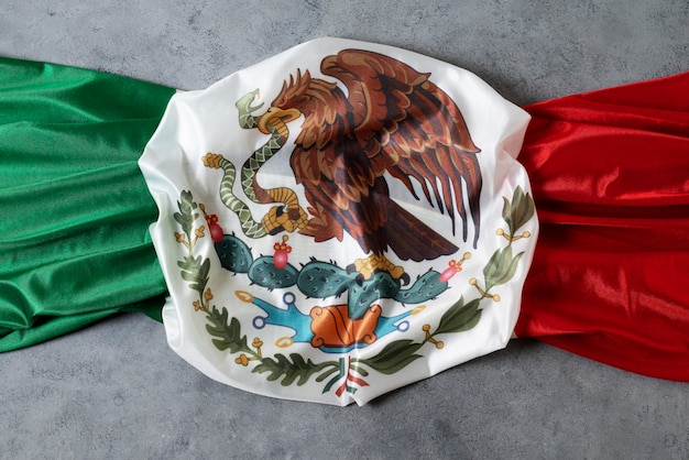 Free photo above view mexican flag with eagle on floor