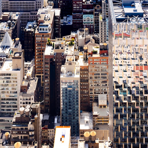 Free photo view of new york downtown from a view point usa multiple skyscrapers roofs and facades