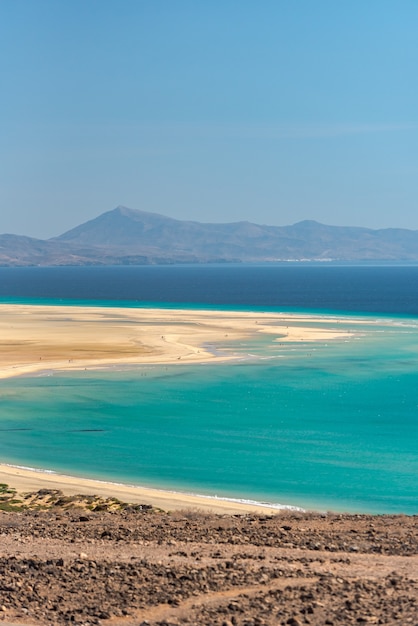 Free photo view at the shoreline of the playa de sotavento in fuerteventura, spain