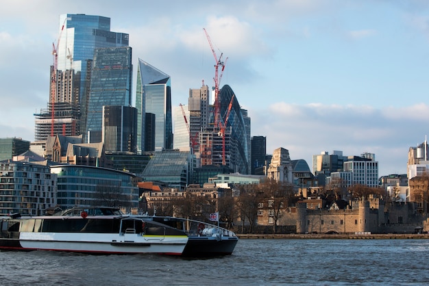 Free Photo view of the thames river in london city