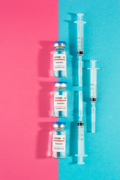 Free photo above view vaccine vials and syringes