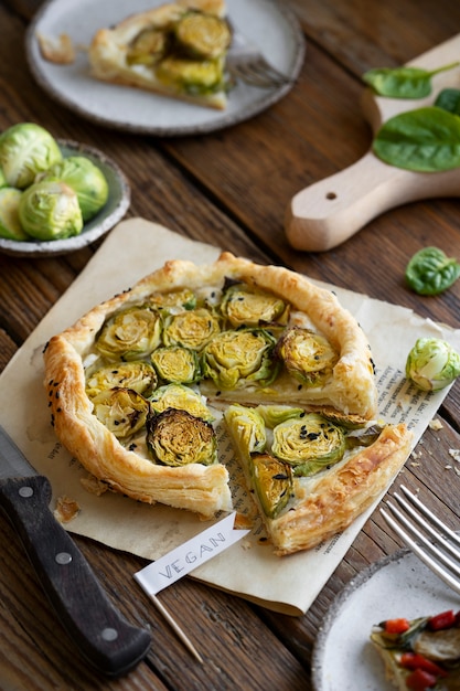 Free photo view of vegan pizza done with vegetables by bakery