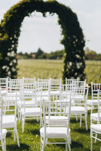 Free Photo view on white chairs and archway before wedding ceremony