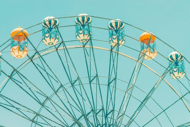 Free photo vintage ferris wheel in the park