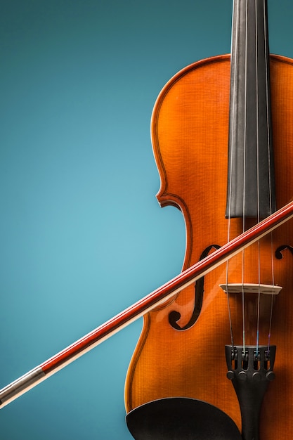 Free photo the violin front view on blue wall