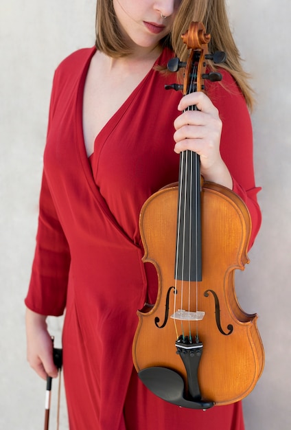 Free photo violinist posing while holding violin