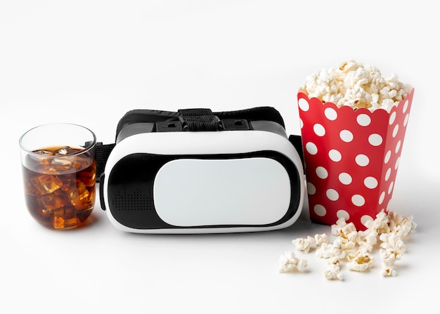 Free Photo virtual reality headset and popcorn