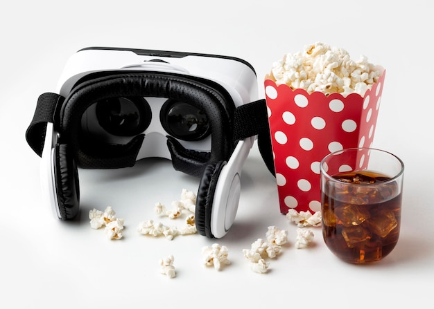 Free Photo virtual reality headset and popcorn