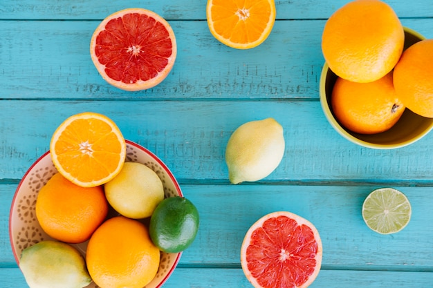 Free photo vivid fresh citrus fruits on wooden surface