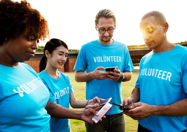 Free photo volunteers posting on social media