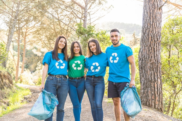 Free Photo volunteers standing in woods