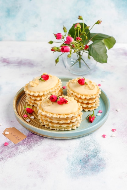 Free photo waffle cookies with homemade delicious cream.