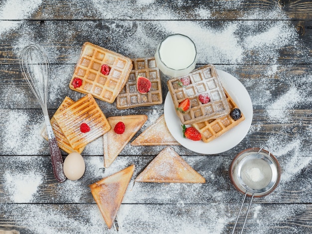 Free photo waffles with berries and toasts