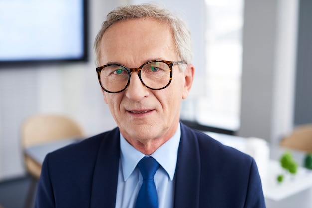 Free photo waist up of confident businessman in the office