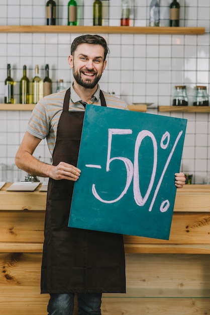 Free photo waiter with discount announcement