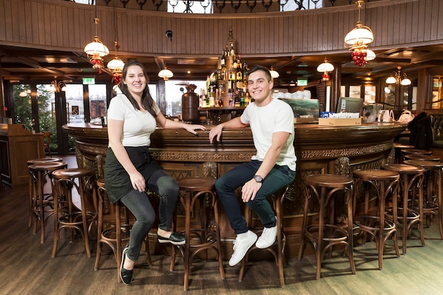 Free Photo waiters near bar counter