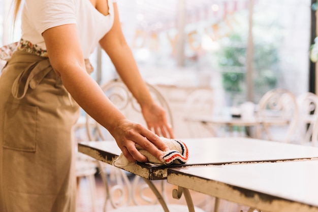 Free photo waitress cleaning table