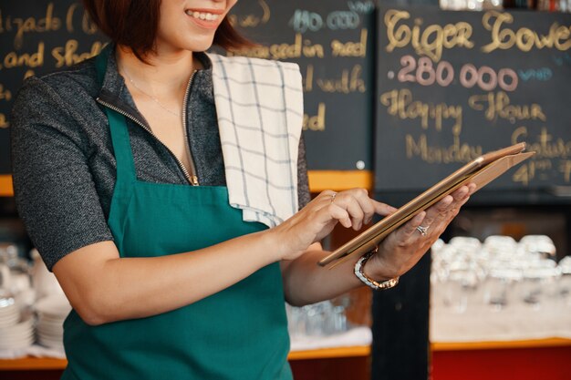 Waitress using app