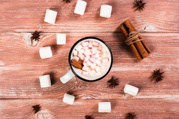 Free photo warm cinnamon and marshmallows drink