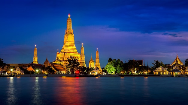 Free photo wat arun temple in bangkok, thailand.