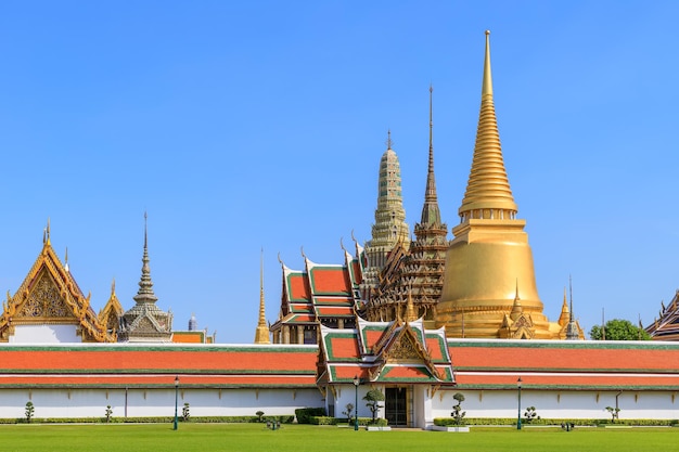 Free photo wat phra kaew or the temple of the emerald buddha in grand palace bangkok