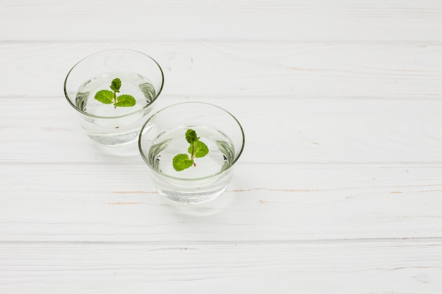 Free photo water with mint in glasses on table