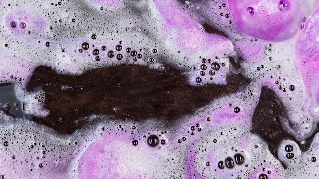 Free photo water with purple bath bomb