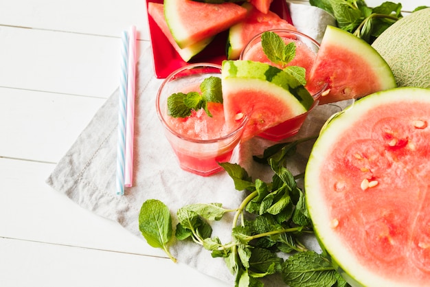 Free photo watermelon mint drinks and straws on napkin