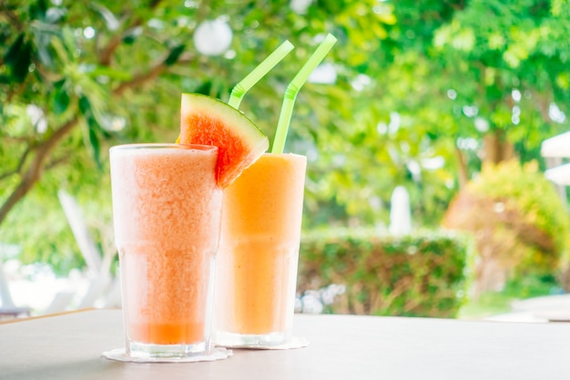 Free photo watermon fruit and papaya juice smoothies in glass