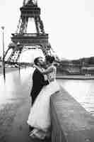 Free photo wedding couple in paris