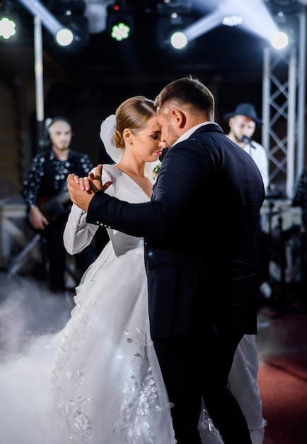 Free photo wedding couple performing first dance in restaurant