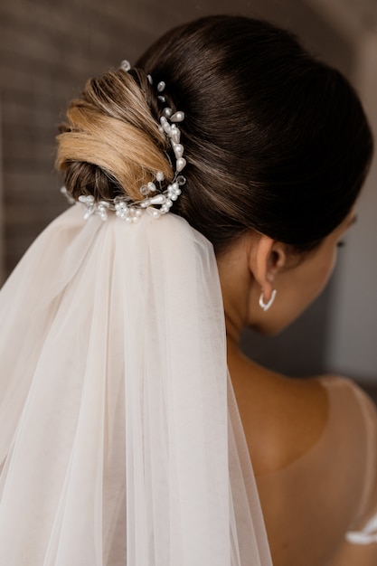 Free photo wedding hairdo for a brunette woman with a veil