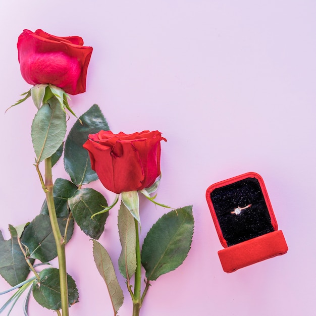 Free photo wedding ring with roses on table