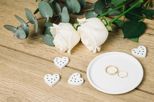 Free photo wedding rings with flowers